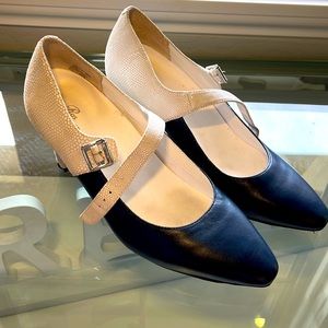 Ros Hommerson heals NAVY and white size 8